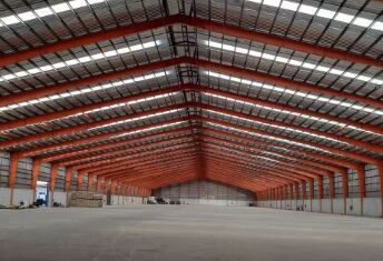 Προσυσκευασμένα μονόμορφα δομή χάλυβα Εργοστάσιο κτίριο Βιομηχανικές εμπορικές εφαρμογές Προσαρμοσμένες διαστάσεις Ανθεκτικός πλαισισμός Ανθεκτικός στους καιρικούς συνθήκες Επεξεργαστικά εργοστάσια Λογιστικές αποθήκες Γεωργικό υπόστεγο